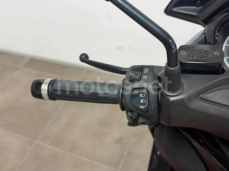 Yamaha XMAX 125 - Vista 12