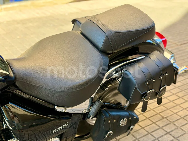 Suzuki Intruder C800 - Vista 14