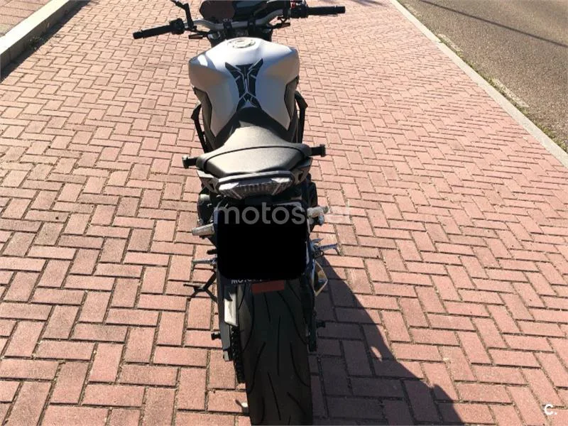 Yamaha MT-09 - Vista 16