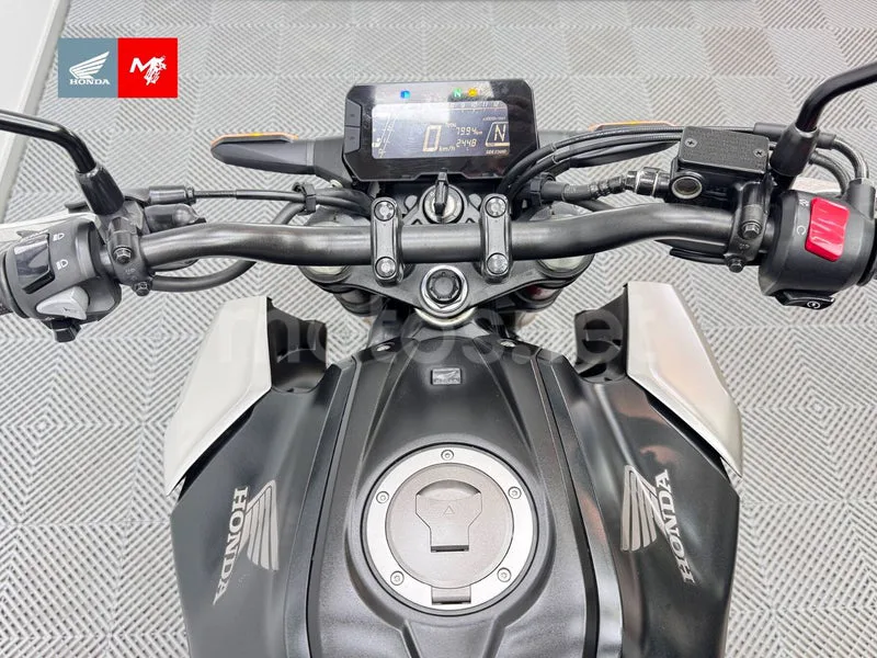 Honda CB125R - Vista 10