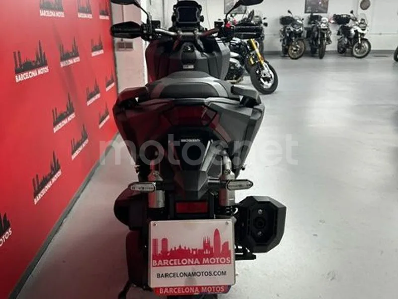 Honda ADV350 - Vista 6
