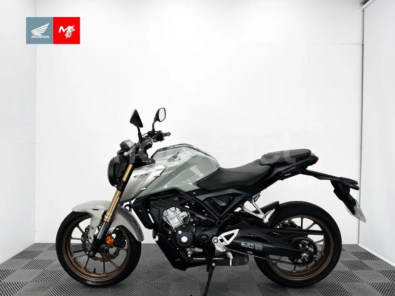 Honda CB125R - Vista 15