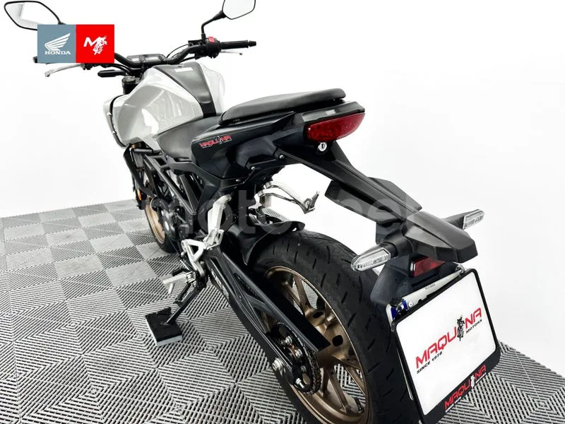 Honda CB125R - Vista 19