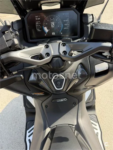 Yamaha TMAX - Vista 4