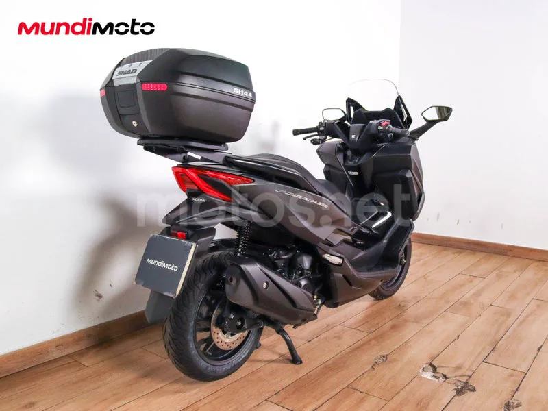 Honda Forza 350 - Vista 3