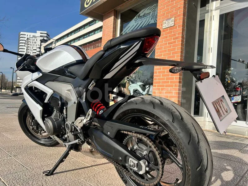 Triumph Daytona 660 - Vista 8