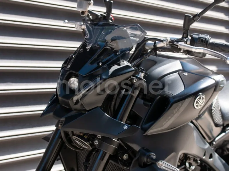 Yamaha MT-09 - Vista 15