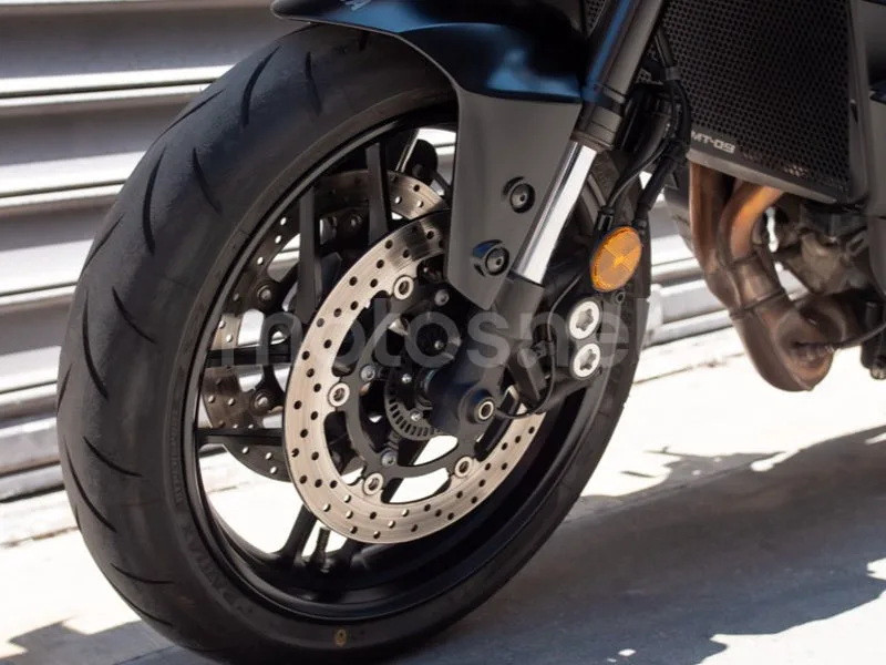 Yamaha MT-09 - Vista 16
