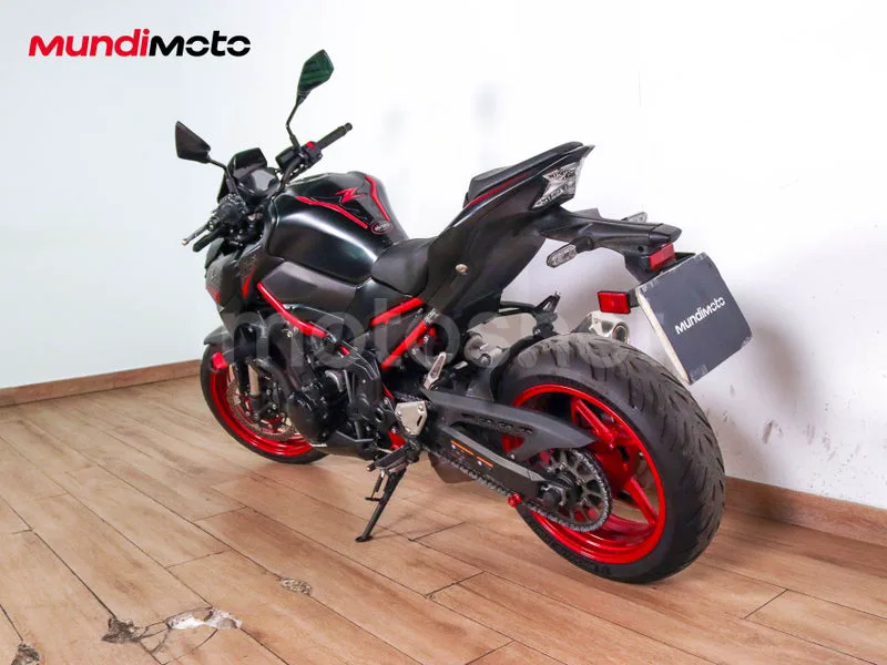 Kawasaki Z900 - Vista 8