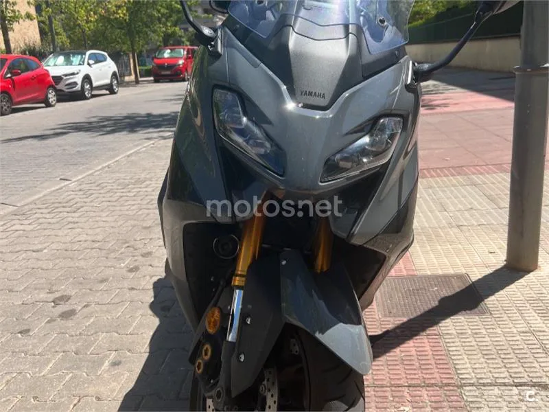 Yamaha TMAX - Vista 9