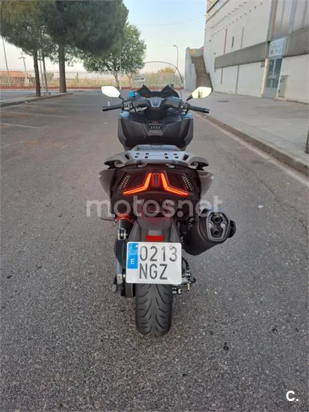 Kymco AK 550 - Vista 3