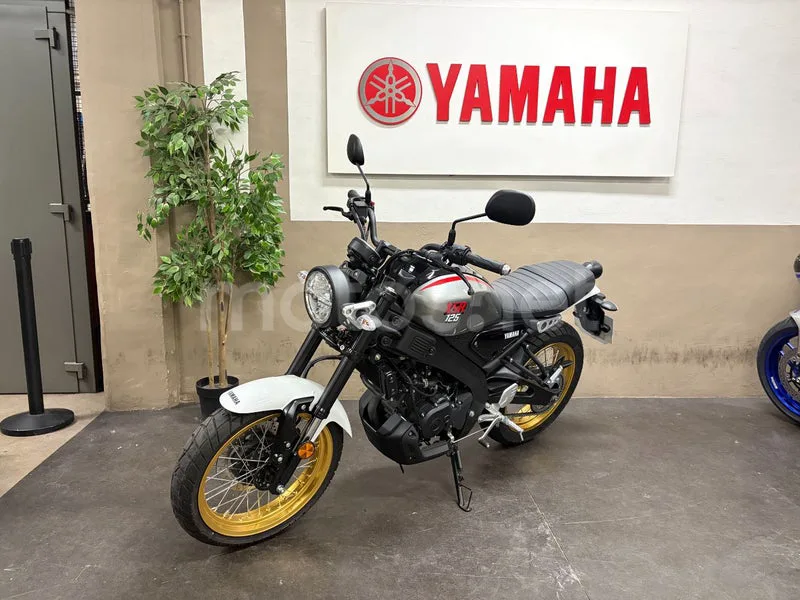 Yamaha XSR125 - Vista 4