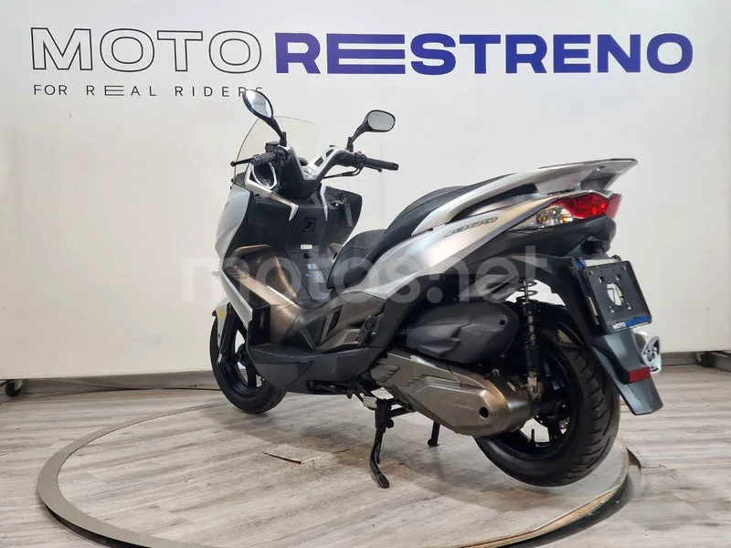 Kawasaki J300 - Vista 3