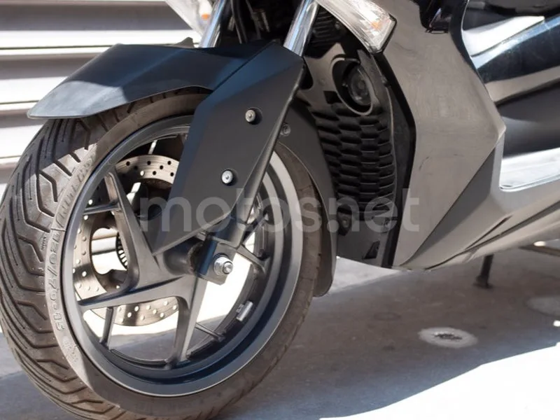 Yamaha XMAX 300 - Vista 13