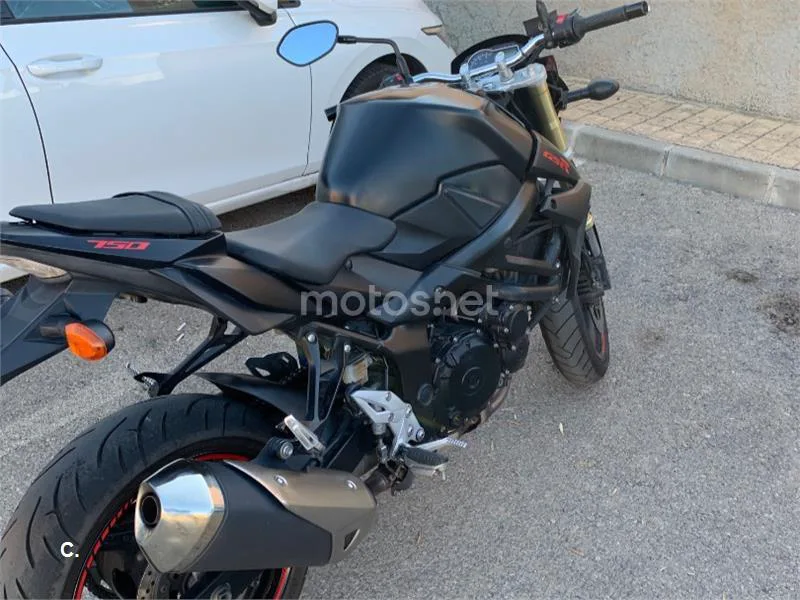 Suzuki GSR750 - Vista 4