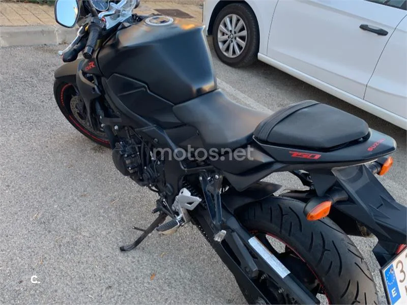 Suzuki GSR750 - Vista 5