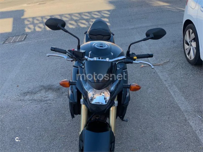 Suzuki GSR750 - Vista 6