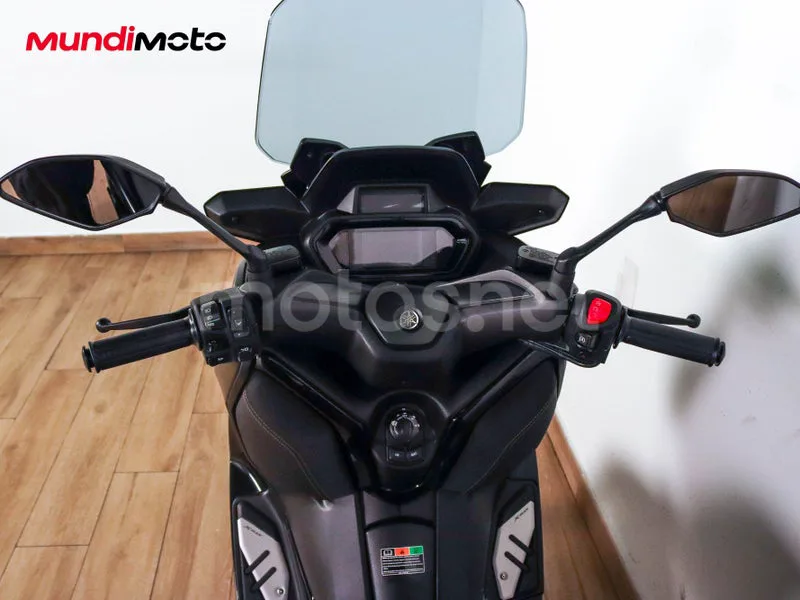 Yamaha TMAX - Vista 11