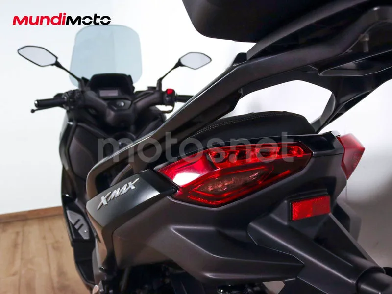 Yamaha TMAX - Vista 9
