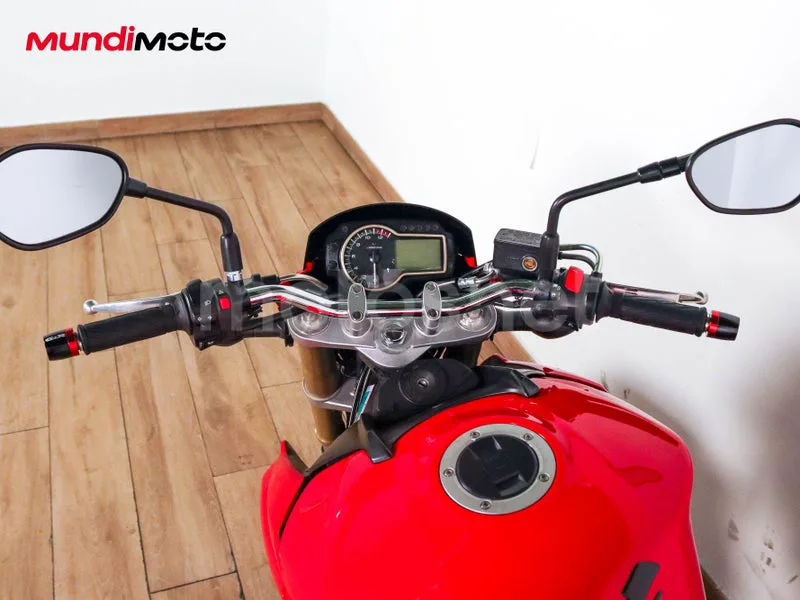 Suzuki GSR750 - Vista 11