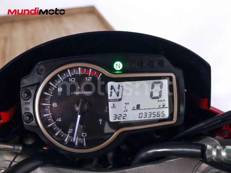Suzuki GSR750 - Vista 12