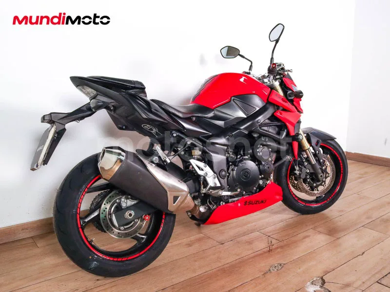 Suzuki GSR750 - Vista 3