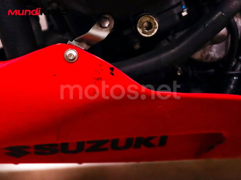 Suzuki GSR750 - Vista 21