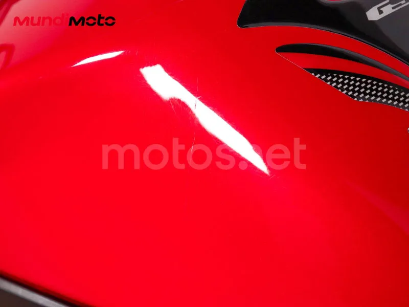 Suzuki GSR750 - Vista 22