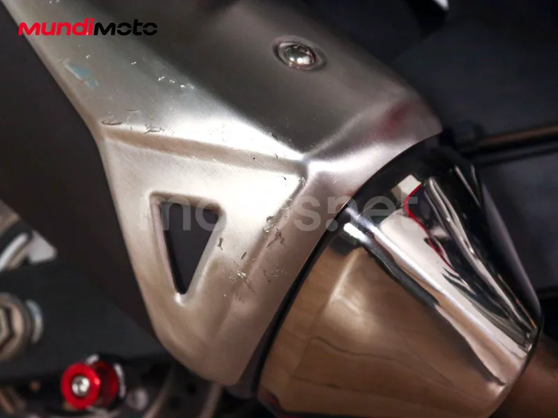 Suzuki GSR750 - Vista 30