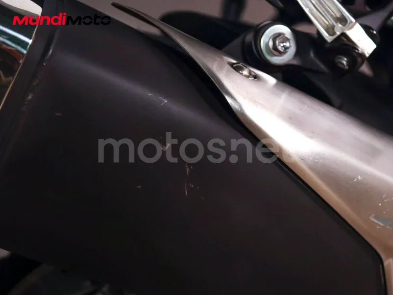 Suzuki GSR750 - Vista 32