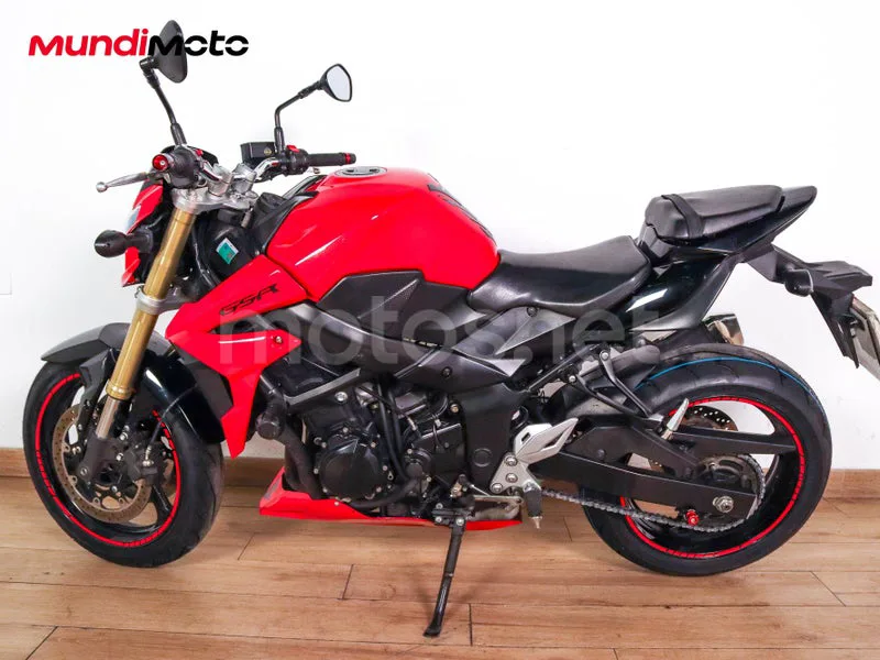 Suzuki GSR750 - Vista 6