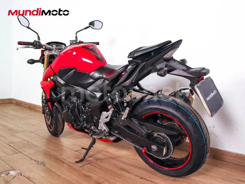 Suzuki GSR750 - Vista 8