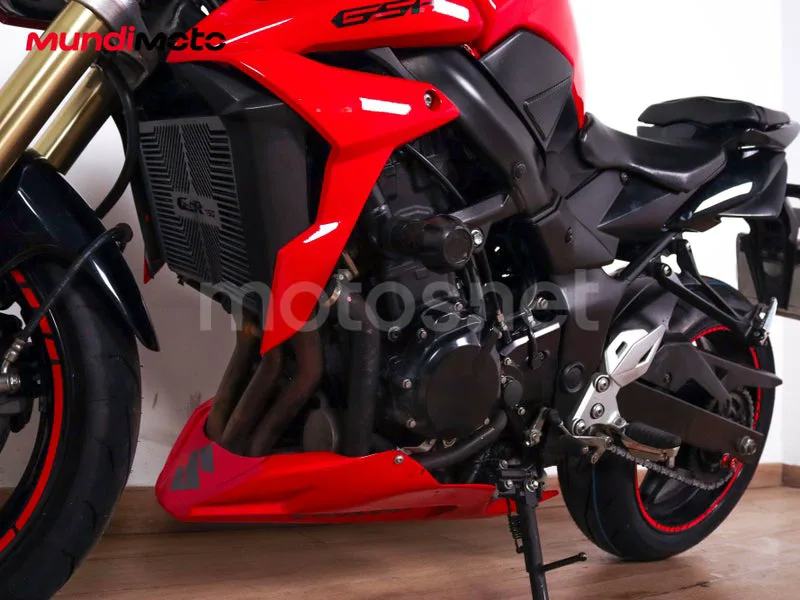 Suzuki GSR750 - Vista 10