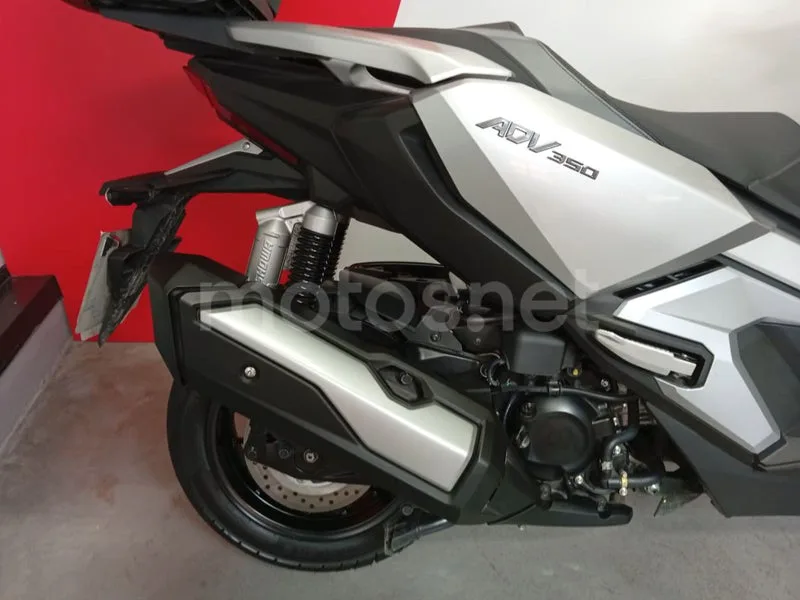 Honda ADV350 - Vista 6