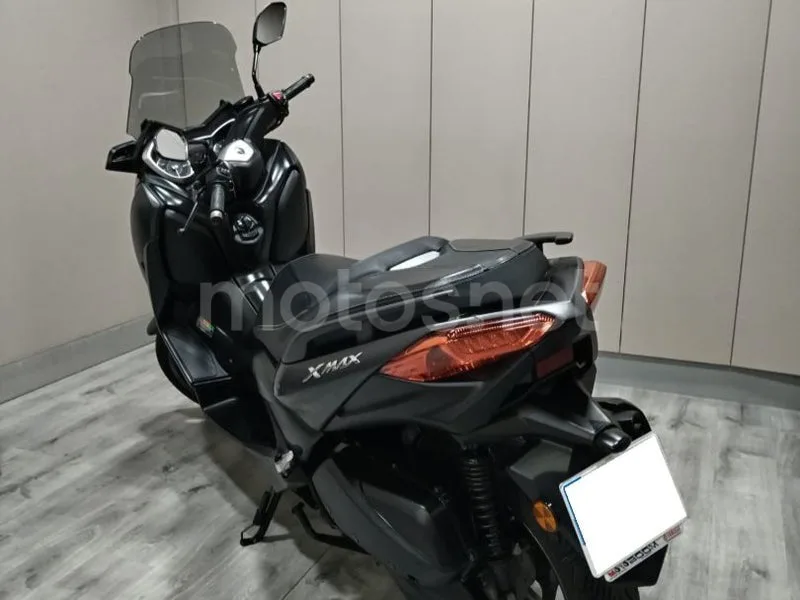 Yamaha XMAX 300 - Vista 8