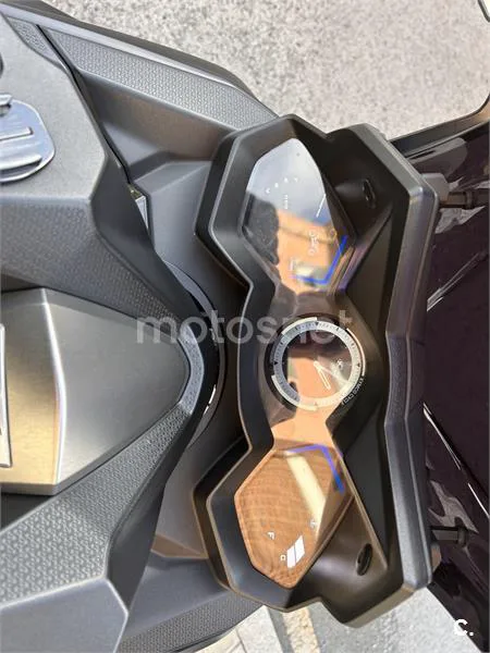 Kymco AK 550 - Vista 14