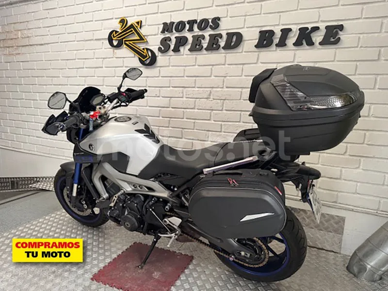 Yamaha MT-09 - Vista 15