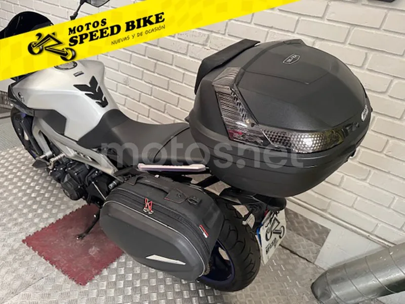 Yamaha MT-09 - Vista 16