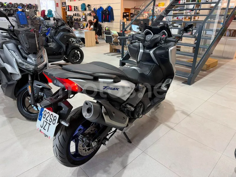 Yamaha TMAX - Vista 6
