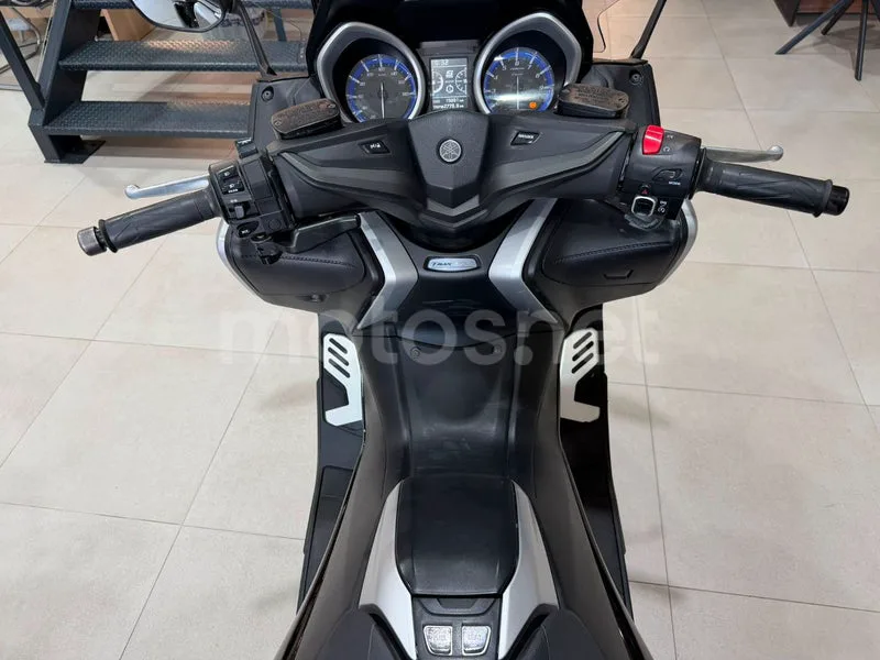 Yamaha TMAX - Vista 8