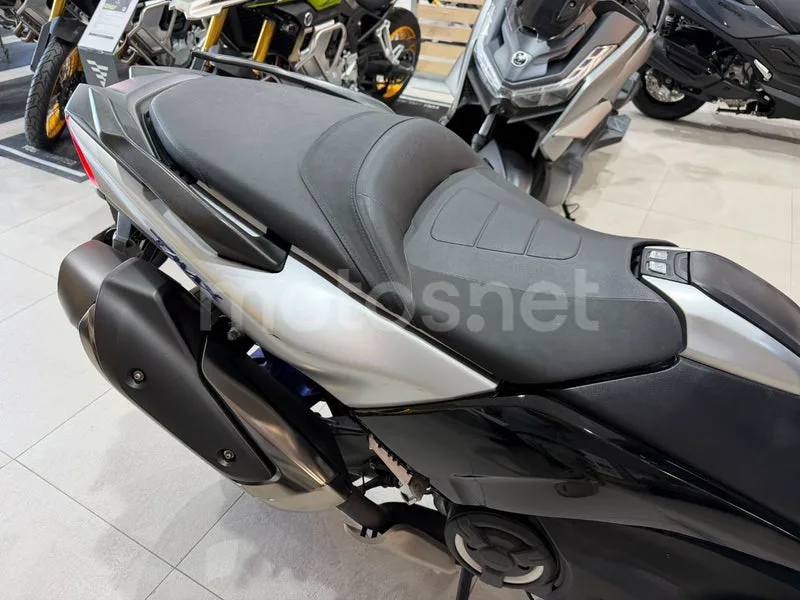 Yamaha TMAX - Vista 9