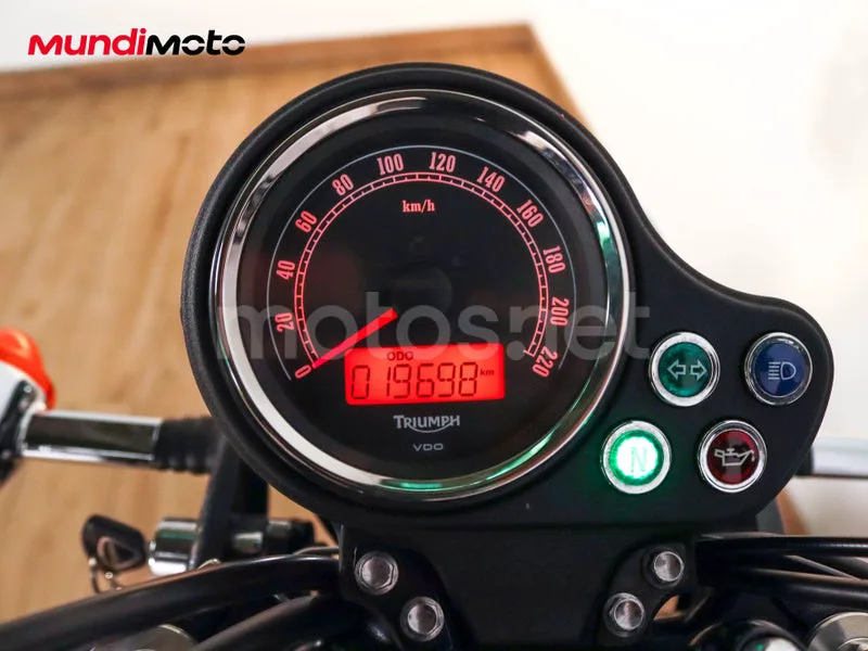 Triumph Bonneville T100 - Vista 12