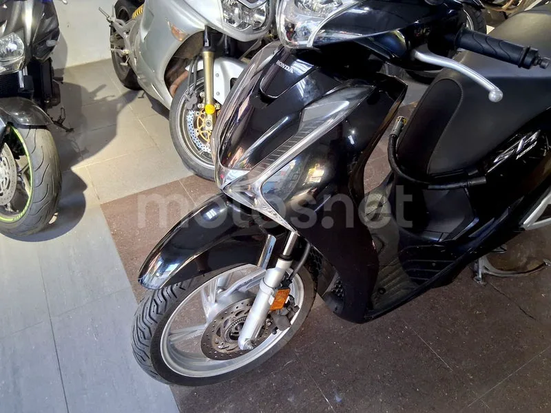 Honda SH125i - Vista 13