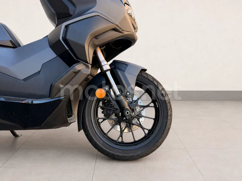 Honda ADV350 - Vista 4