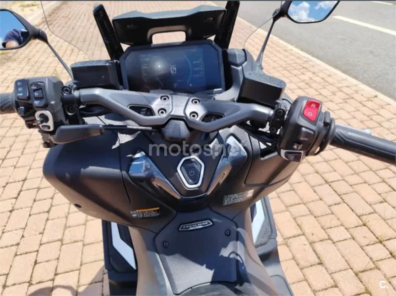 Yamaha TMAX - Vista 8