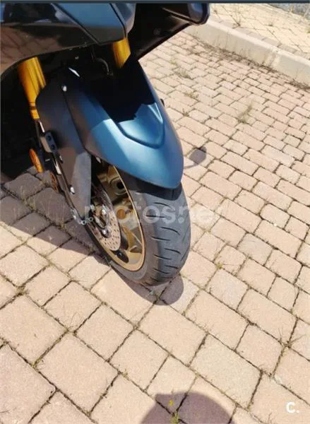 Yamaha TMAX - Vista 9