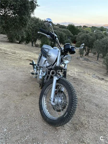 Triumph Bonneville T100 - Vista 3