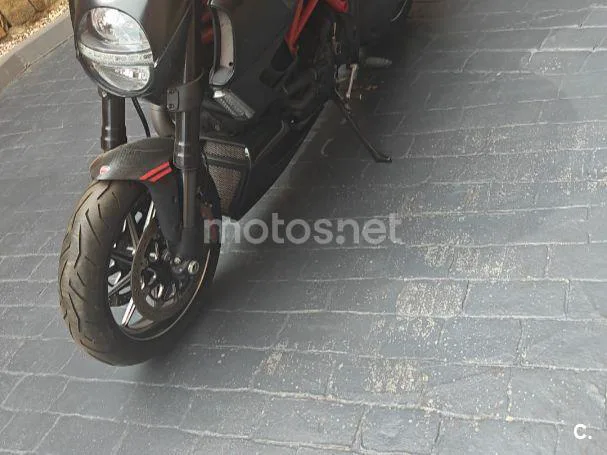 Ducati Diavel - Vista 3