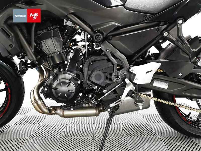 Kawasaki Z650 - Vista 21
