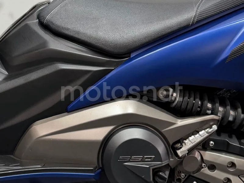 Kymco AK 550 - Vista 6